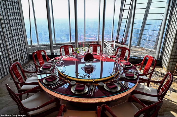 The luxury dining set of J Hotel (Photo: AFP)