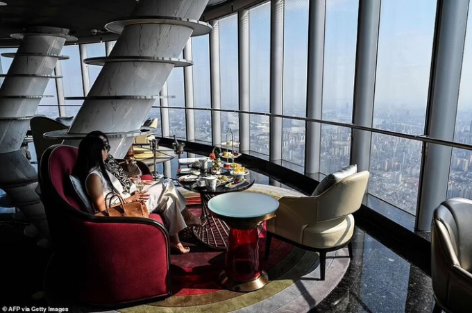 A corner of space for customers to drink coffee while watching Shanghai city from above (Photo: AFP)