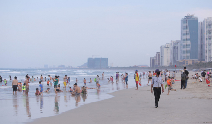 This is the second time Da Nang allows people to swim in the sea again from April 27 until now