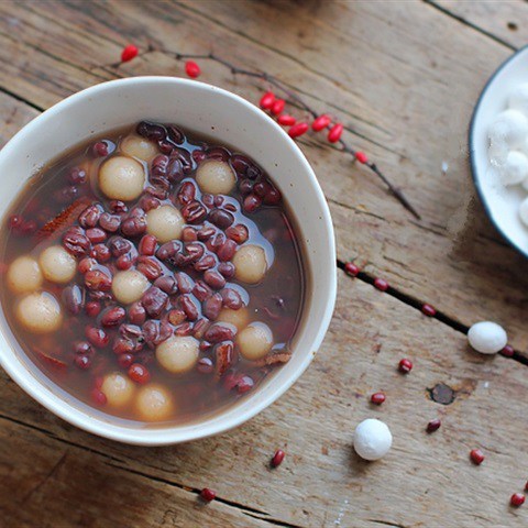 Lotus seeds help sedation and support the treatment of insomnia, when combined with red beans rich in iron and vitamin B12, the more nutritious the tea is.