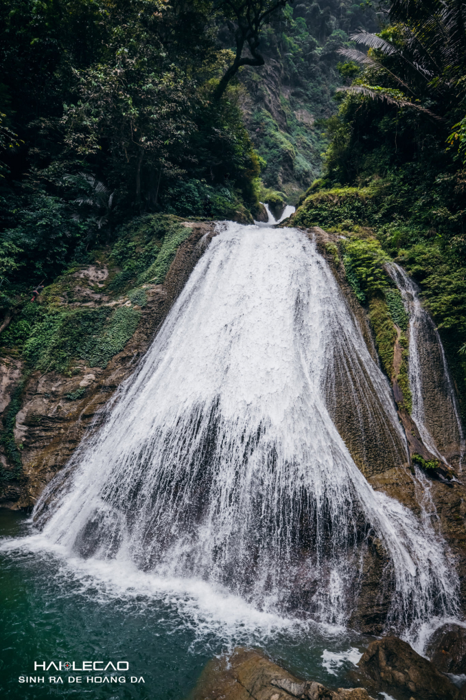 A beautiful cascade when approaching the main waterfall Nam Me