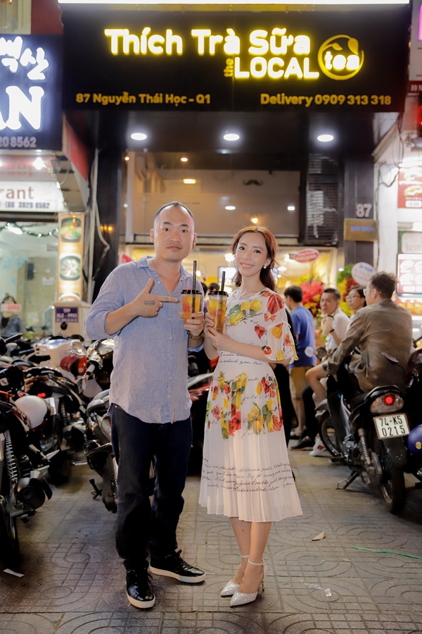 Comedian Thu Trang shared that senior Hoai Linh also attended the opening day and complimented the delicious food.  She is very happy because Hoai Linh, who is an outspoken person, praised it for being sincere, not for being polite.