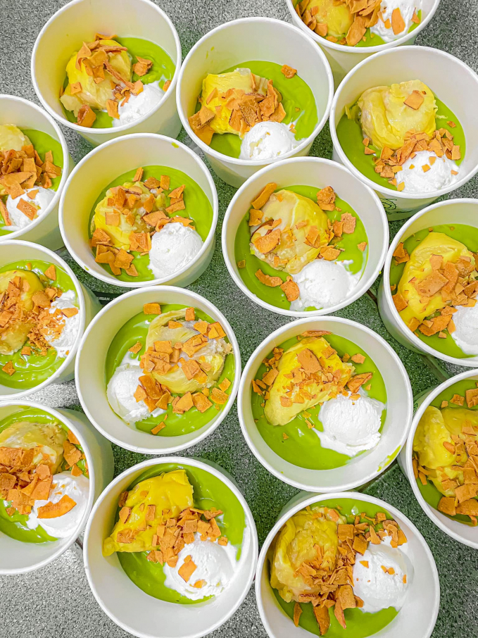 Avocado - durian ice cream is a favorite dish of many people.