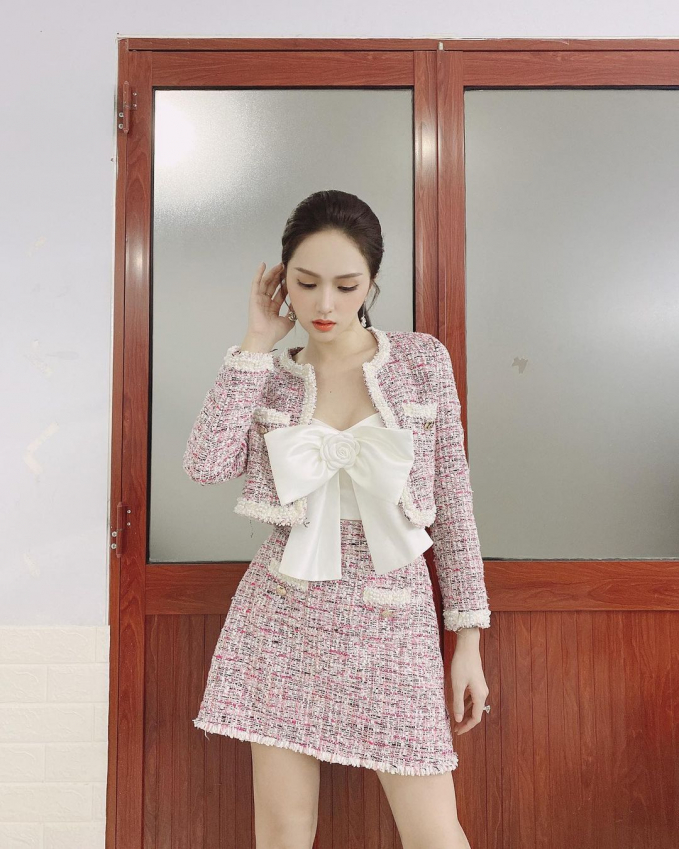 Huong Giang transforms into a radio lady when she mixes a tweed set with a white bow tie and high puffy hair.  Photo: @huonggiangggg.