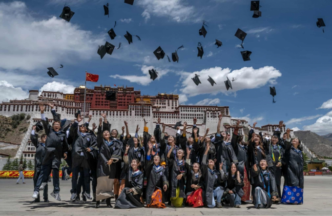 Students take a commemorative photo in front of the Potala Palace.  (Source: Getty Images)