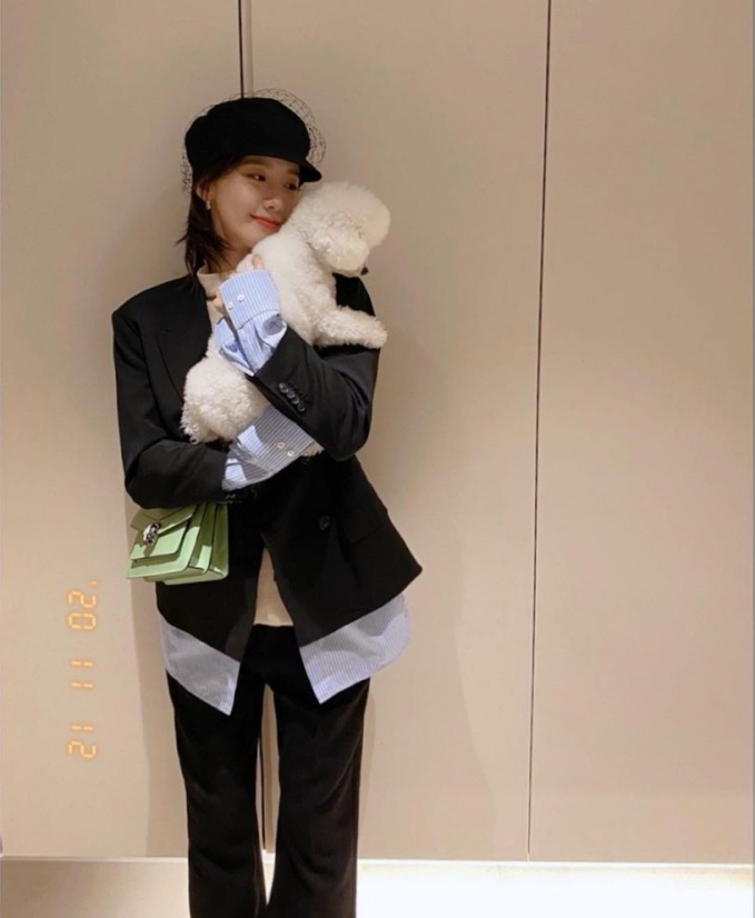 Yoona (SNSD) suggested an interesting layering set: blazer over shirt and sweater.  In particular, the set still retains its elegance thanks to the luxurious Dior mesh hat.