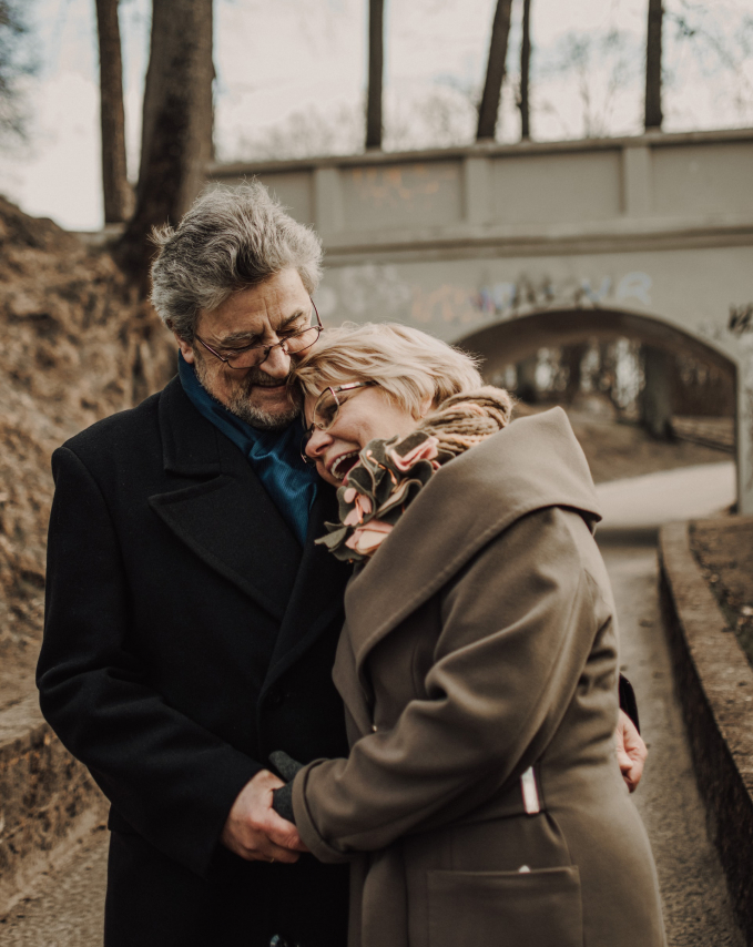 Take lots of pictures of your parents to make memories.  Photo: Unsplash.