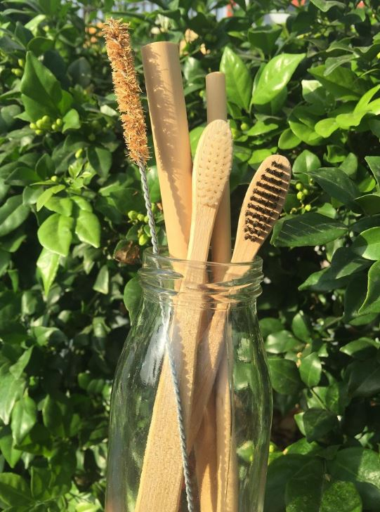 Using a bamboo brush is also an environmentally friendly way to build a homestay.  Photo: Shopee.