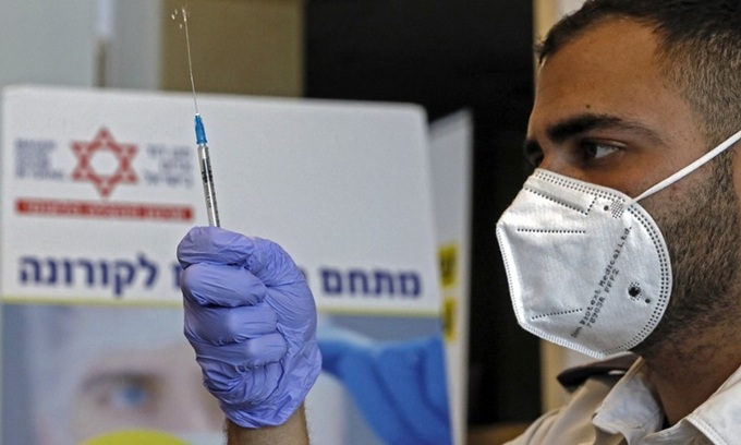 A medical worker prepares a dose of Pfizer/BioNtech's Covid-19 vaccine in Beit Shemesh.  Photo: AFP.