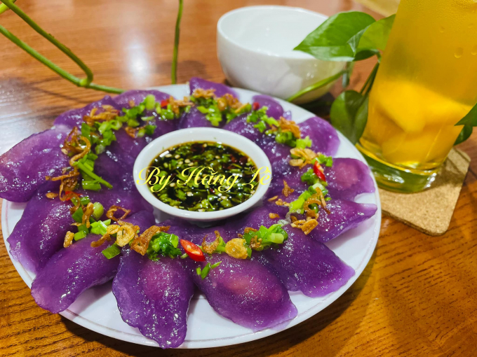 Vegetarian filter cake with purple sweet potato and green bean paste.