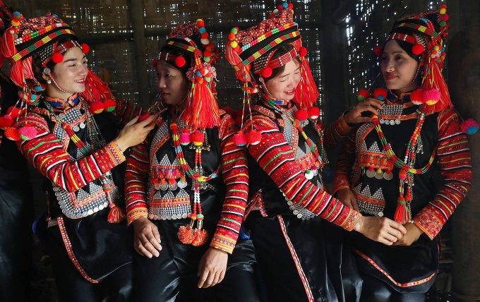 Unique costumes of the Cho Ro people.  Source: Internet