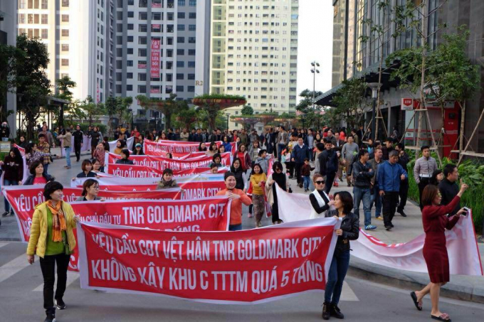 Goldmark City residents also took to the streets to raise banners against the investor.  Photo: internet