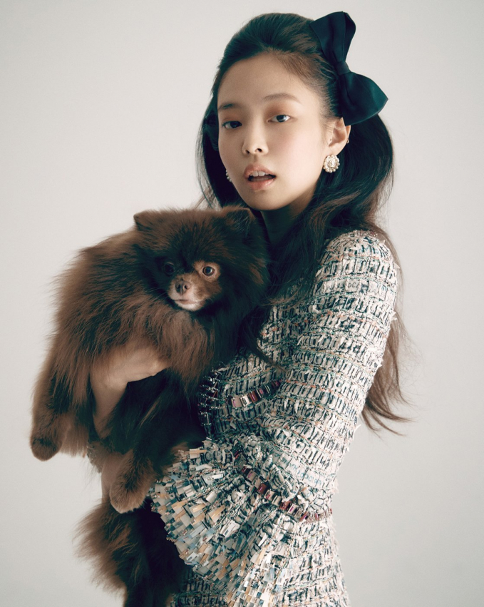 Kuma is obedient and very affectionate and cooperates with Jennie in professional photos.