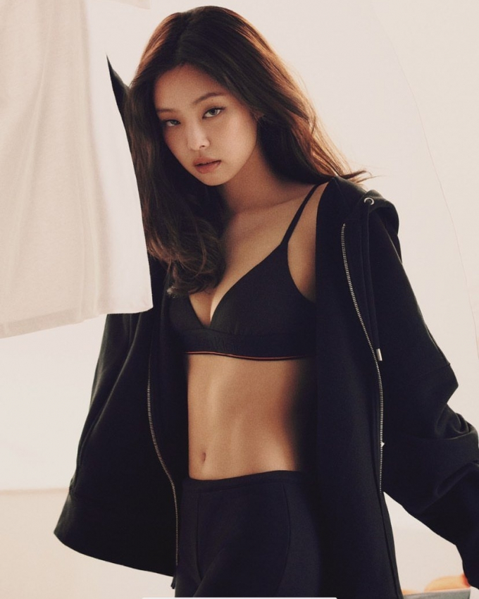 Jennie and her admirable body in costumes from CK.
