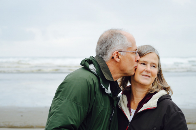 What do you think if you give your parents a trip to celebrate their wedding anniversary?  Photo: Unsplash.