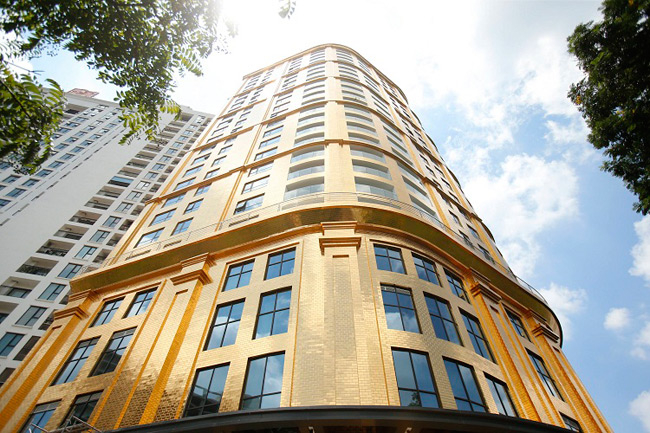 Dolce by Wyndham Hanoi Golden Lake Hotel in Hanoi is considered the first hotel in the world inlaid with gold inside and out, from top to bottom.  The British website The Guardian has suddenly posted luxurious gold-plated images inside this splendid hotel.