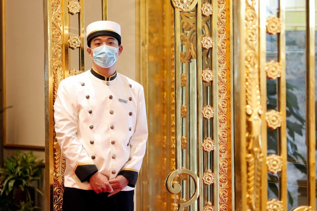 Dolce by Wyndham Hanoi Golden Lake Hotel officially opened on July 2nd.  The hotel has 360 rooms, 120 thousand m2 of gold on the outside, 1,200 m2 on each floor with many gold-plated items at important highlights.