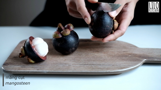 Use a knife to cleverly separate the white flesh of 3 mangosteen