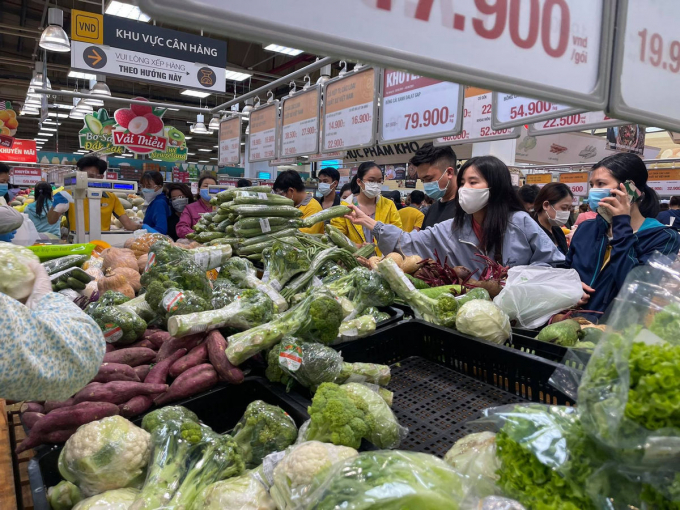 Image of people flocking to supermarkets and convenience stores to stock up on food in recent days.