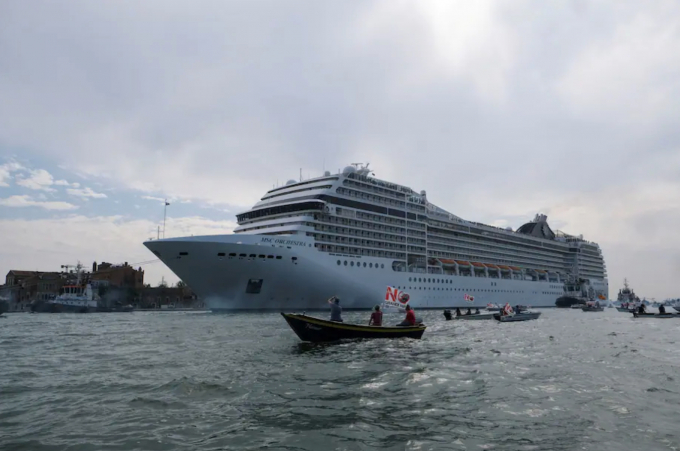 The first cruise ship of the summer, the MSC Orchestra, which departed from Venice on June 5, was met with outcry from some Venetian residents who took small boats to protest, demanding an end to cruise ships passing through the lagoon. break the Venetians.  (Photo: Manuel Silvestri/Reuters)