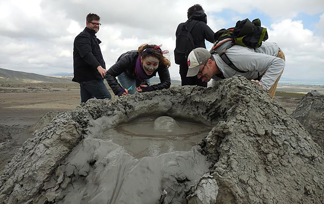 Visitors enjoy watching the large bubbles of air escape from the mud crater.  (Photo: New Hanoi).