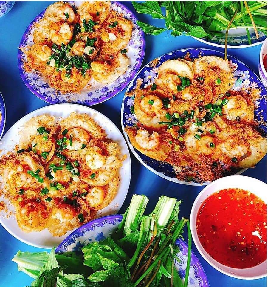 Banh Khot is best when eaten hot, rolled with vegetables, lettuce and dipped in sweet and sour sauce.  (Photo: _thuy.1.9.9.8)