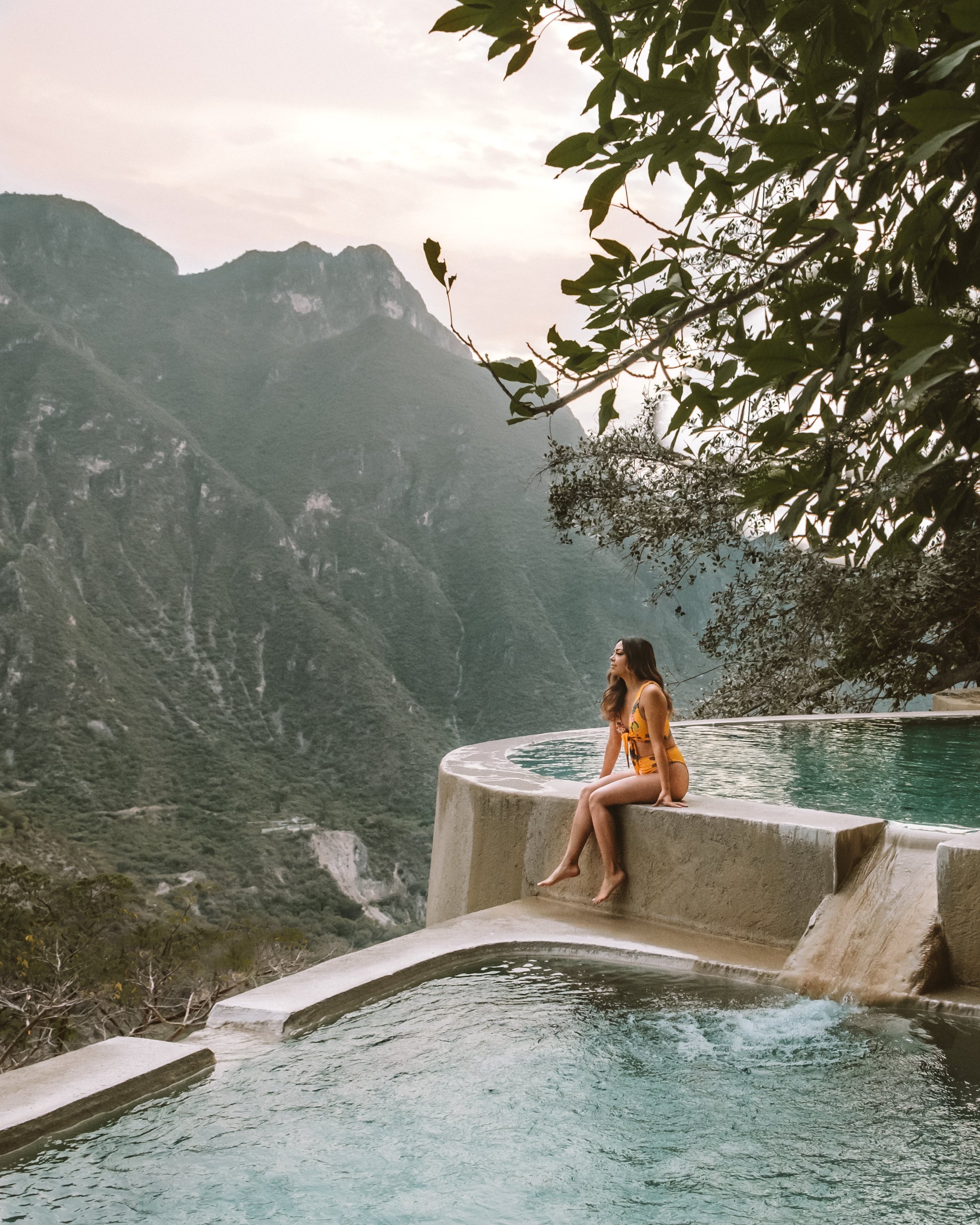 The bathing pools at Grutas Tolantongo are perfect for relaxing as it offers river and mountain views.  Although they are man-made products, they harmonize perfectly with their surroundings.  Photo: @cindyycheeks