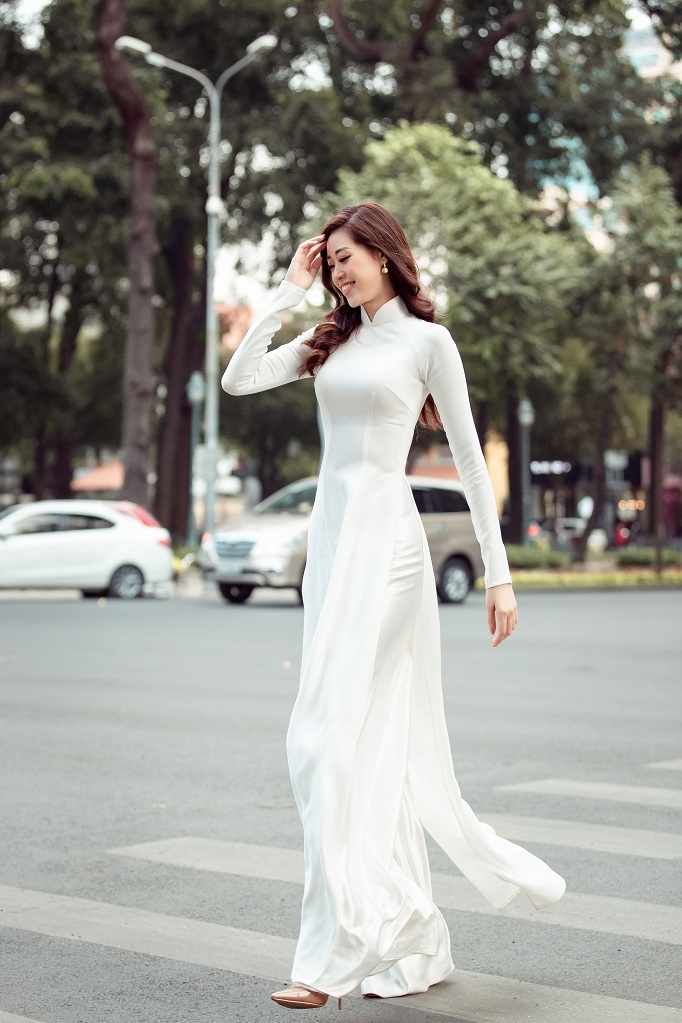 Miss Universe Vietnam - Miss Khanh Van is graceful with a white ao dai.