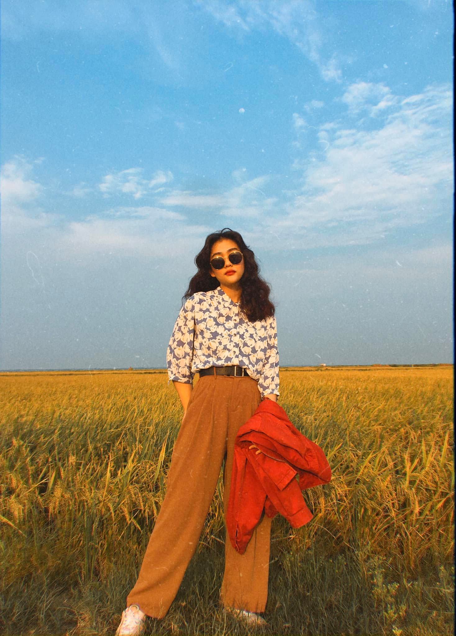 No need to go to expensive cafes, maybe the rice field near your house is the ideal place to take pictures to catch the 90s Hong Kong trend.