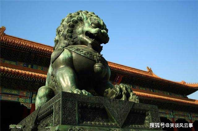 The male lion stepped on the ball, symbolizing power and national unity.