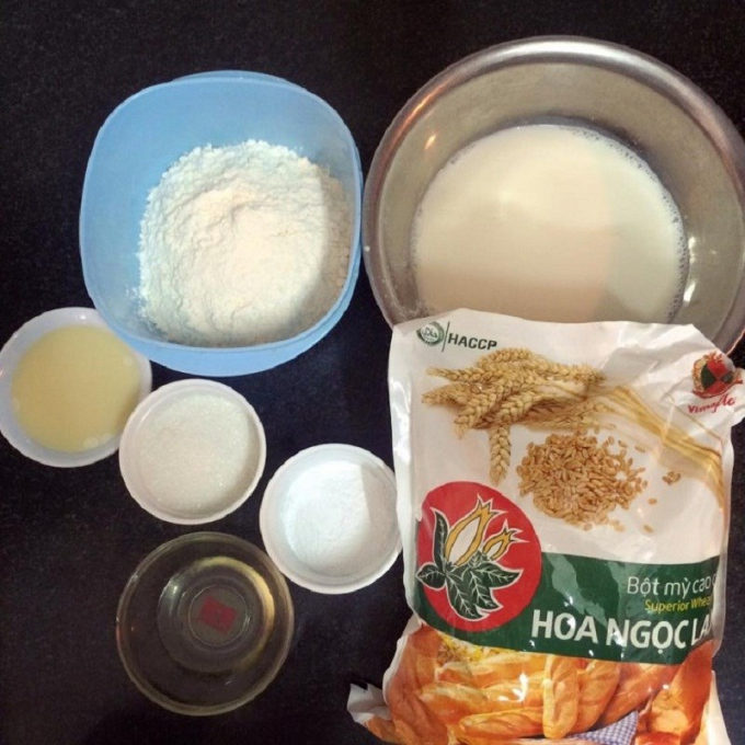 Ingredients for making fried fresh milk cake
