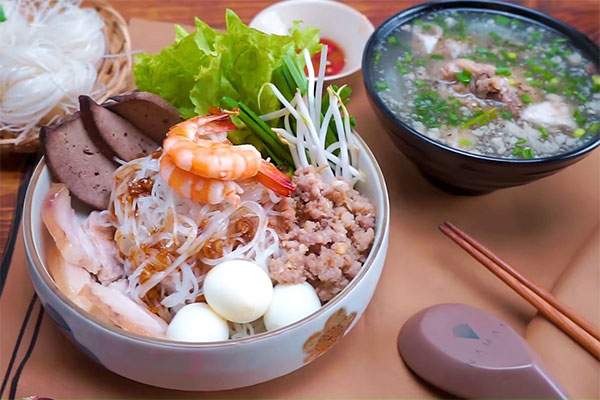 Instructions on how to cook Nam Vang noodle soup at home during the epidemic season.