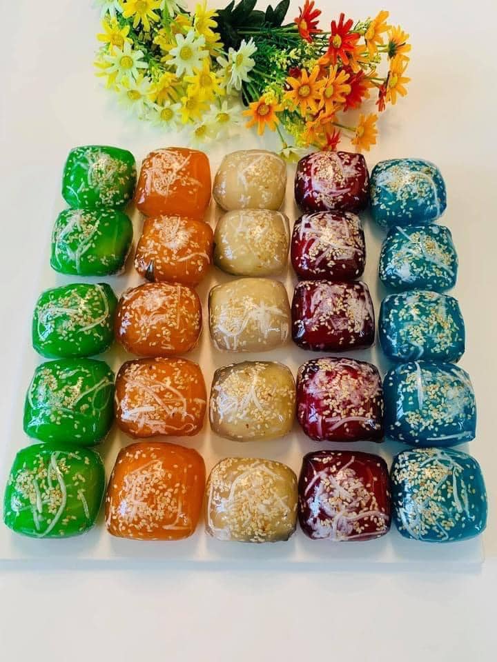 This type of cake is often used as an offering for the casket on the day of the wedding.  In some places, bride cake is also used as a dessert in wedding parties.  Photo: Hoang Huong Mo.