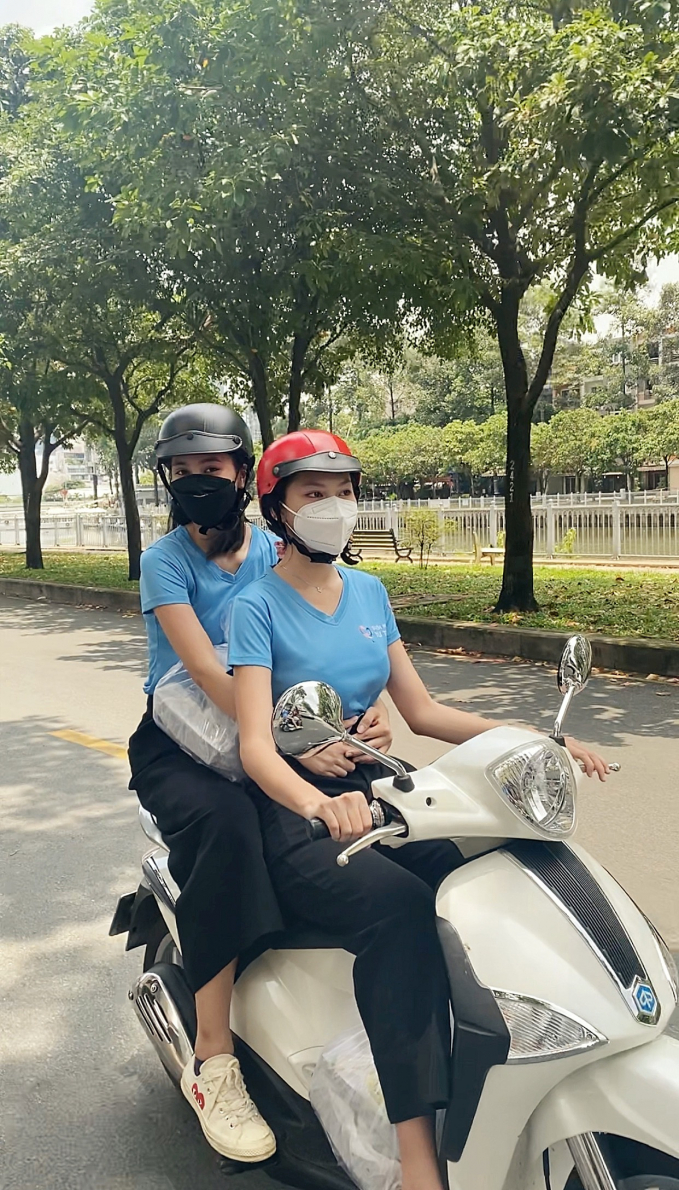 Tieu Vy and Ngoc Thao drove their own motorbikes to ship meals to frontline soldiers against the epidemic.