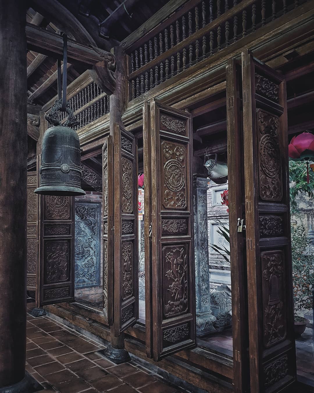The pagoda is called Linh Quang Tu, Sung Khanh Tu, often called Ba Da pagoda, located at 03 Nha Tho street, Hang Trong ward, Hoan Kiem district, Hanoi city.