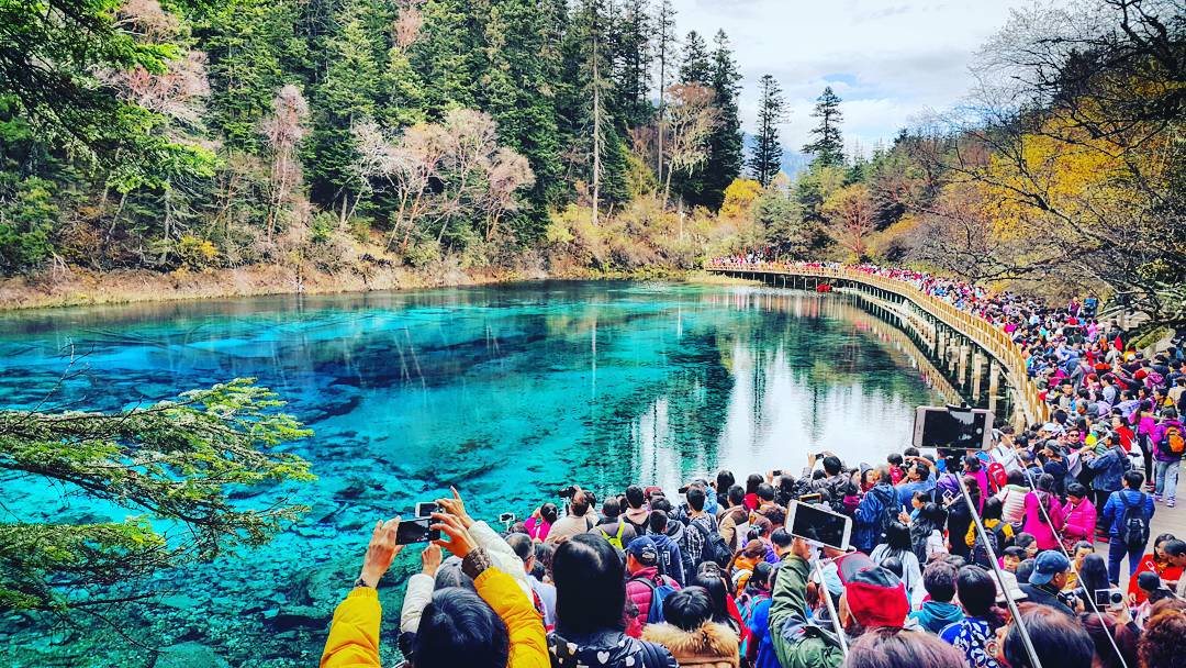 Jiuzhaigou is always a fairy scene throughout the four seasons, so the number of tourists coming here is quite crowded.  Photo: @krit14ritta