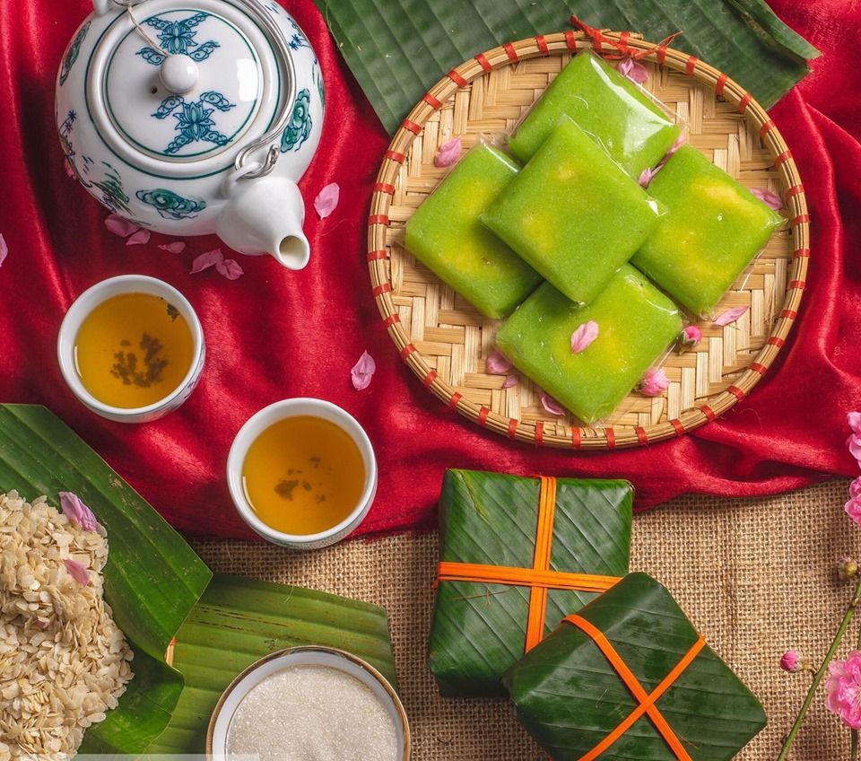 The rice cake for many years has been in the betrothal tray that the groom's family brings to the bride's family.  Banh com bears the symbol of fullness and long-lasting marital happiness, so they are all carefully and meticulously made.
