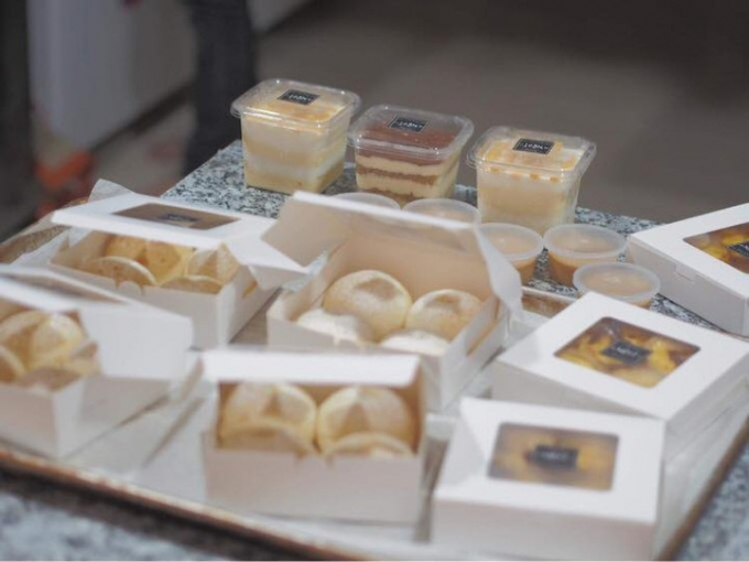 Cakes are kept in a clean and tidy paper box.  Photo: @tiem_banh_ngot_khong_ngot.