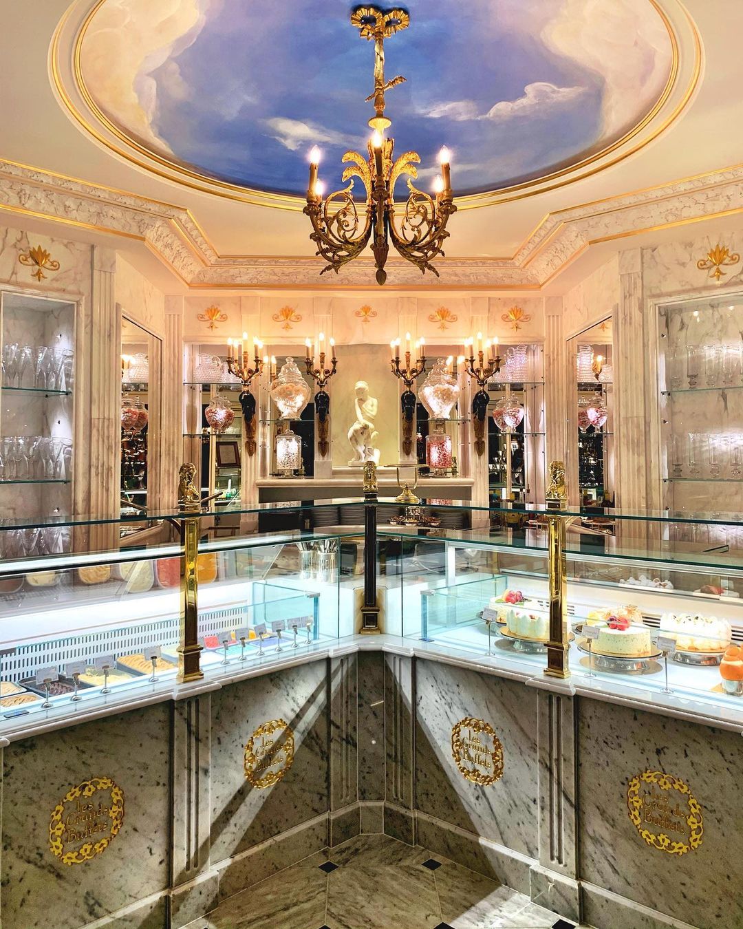 Luxurious pastry shop like in royal-class bakeries.  Photo: @nicemagazine.es