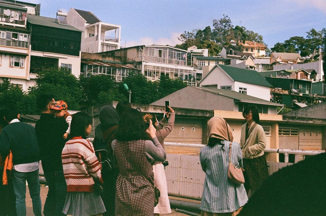 The scene of waiting in line to take pictures in Hong Kong on the side of Da Lat gradually became familiar.  Photo: @mayhonnhien.jpg
