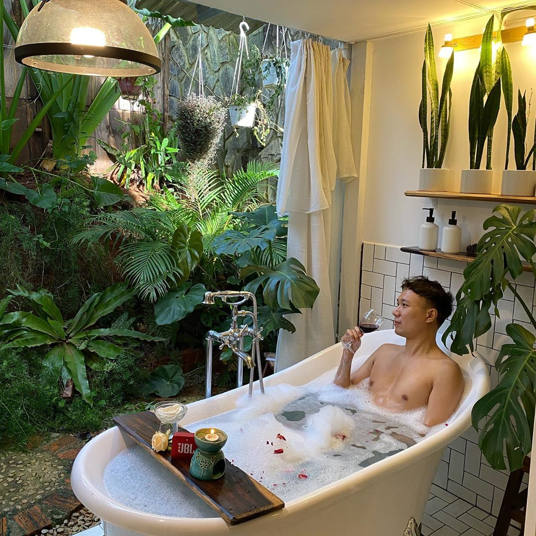 No need to be fussy, just stripping next to the soapy bathtub will have a beautiful picture right away.  Photo: @dainguyen198.