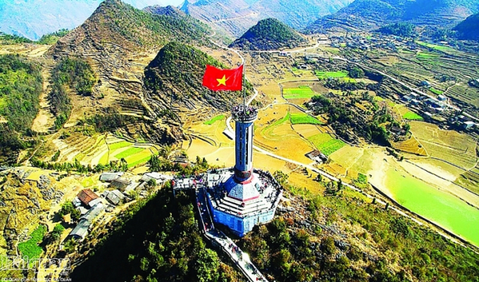 Lung Cu flagpole is a national flagpole located at Lung Cu peak, also known as Dragon mountain (Long Son) with an altitude of about 1,470 m above sea level, in Lung Cu commune, Dong Van district, Ha Giang province.