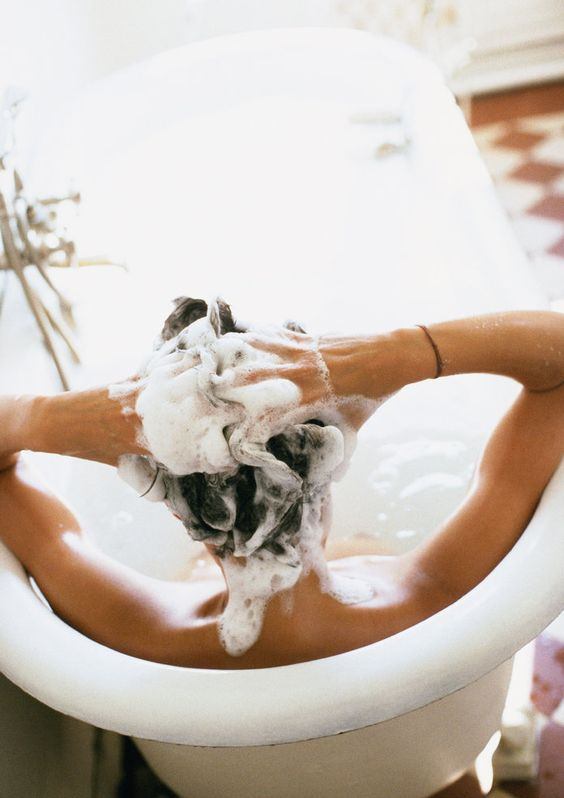 Washing your hair every day is not a right and scientific way to take care of your hair!  Photo: Pinterest.