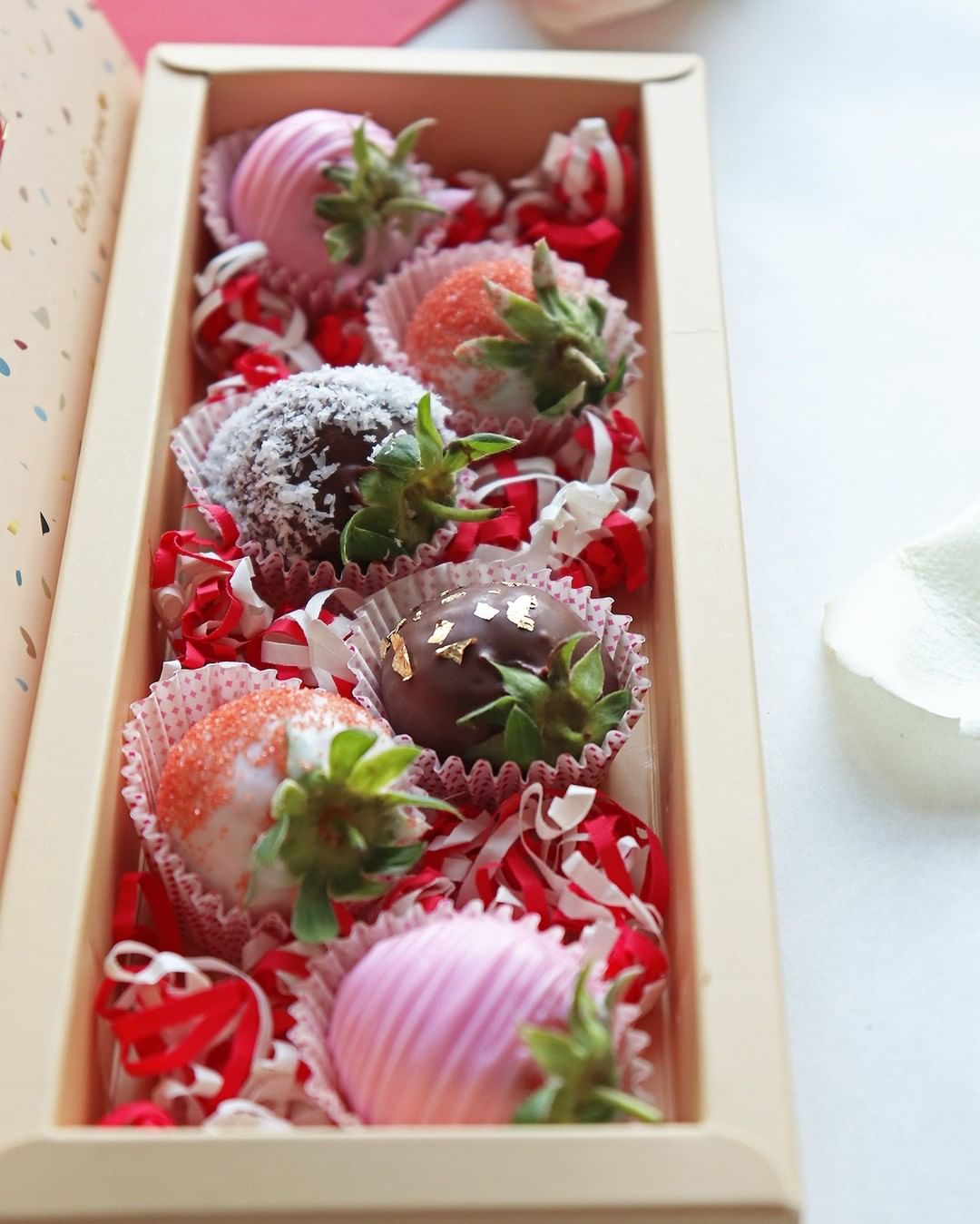 A Valentine gift from Strawberry Berry costs only 200,000 VND, comes with a lovely card.  Photo: Strawberry Berry