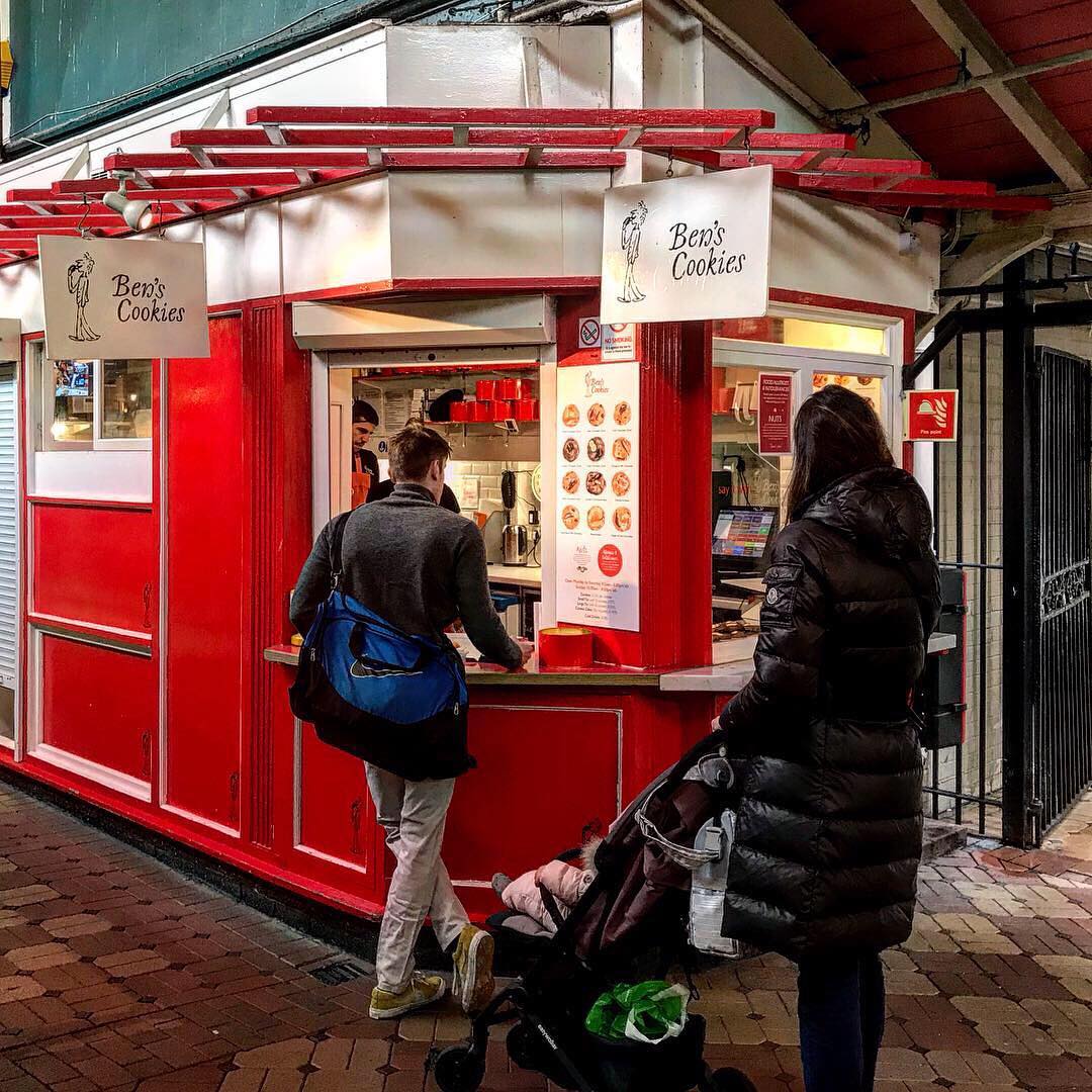 The familiar red color at the stalls.  Photo: @miyako_uk