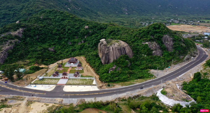 The route crossing Tan Thanh pass passes through Cat Hai commune, Phu Cat district.  In this area, Binh Dinh built a temple to worship the national hero Nguyen Trung Truc