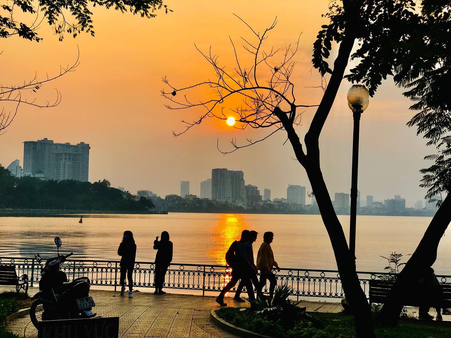Watch the sunset at the windy West Lake.  Photo: @henry_onthego