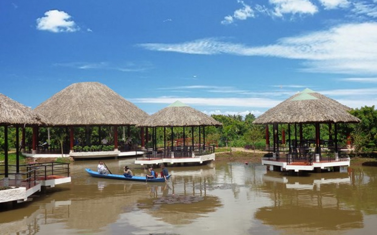 Cu Lao Long Tri is one of the attractive tourist attractions in Tra Vinh.  Coming here, in addition to watching the river, with fruit orchards, enjoying the fresh air, visitors also experience many unique specialties.