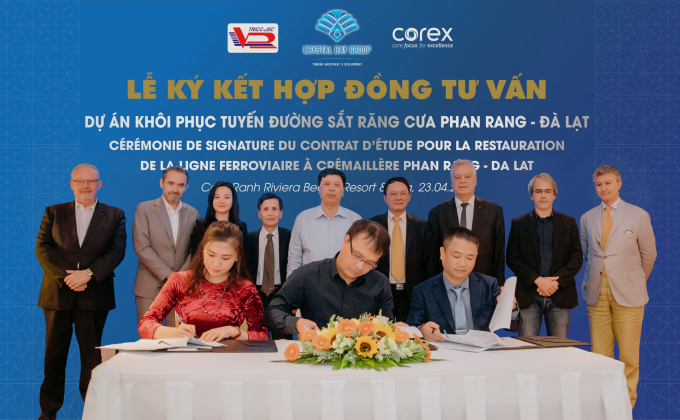 Mr. Nguyen Tien Trung (middle), General Director of Crystal Bay Tourism Group, Ms. Hoang Thuy Huong - General Director of Corex Business Solutions Joint Stock Company and Mr. Nguyen Truong Thanh, General Director of Transport Construction and Investment Consulting Joint Stock Company Download and sign a consulting contract.