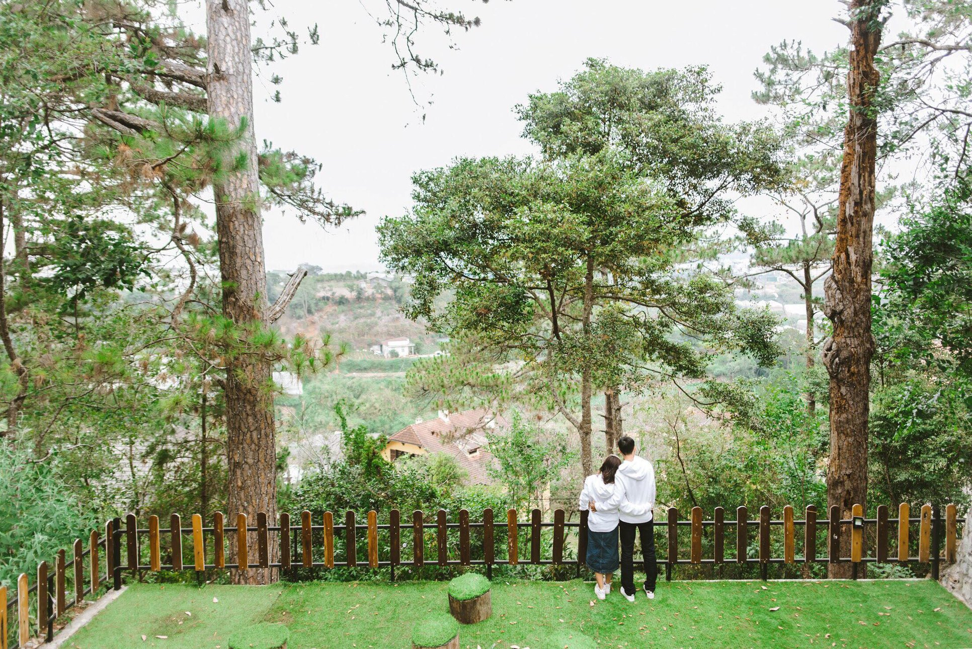 Nomini owns an airy garden with a romantic hill view.  Photo: @nominihomestay.